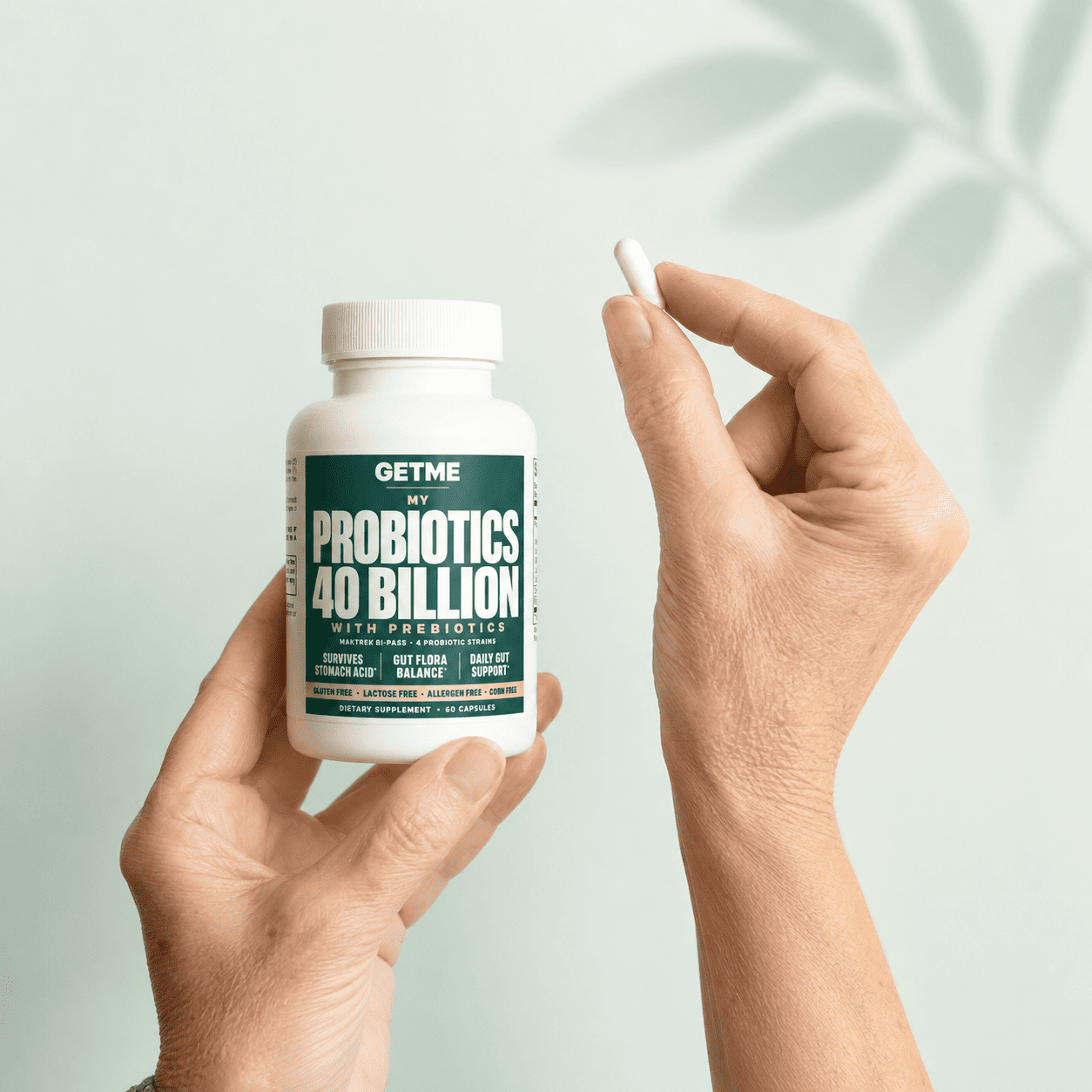 Manos sosteniendo un frasco de Getme Probióticos y una sola cápsula